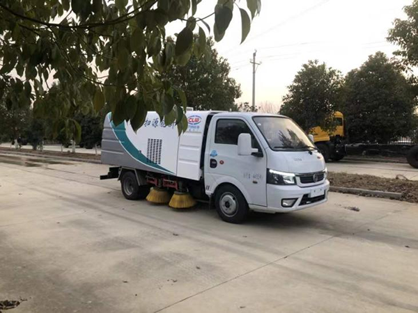 东风途逸纯电动扫路车