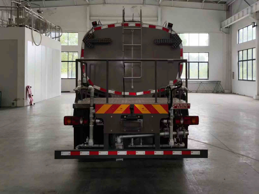 CLH5180GSSBEV-18吨东风华神纯电动洒水车