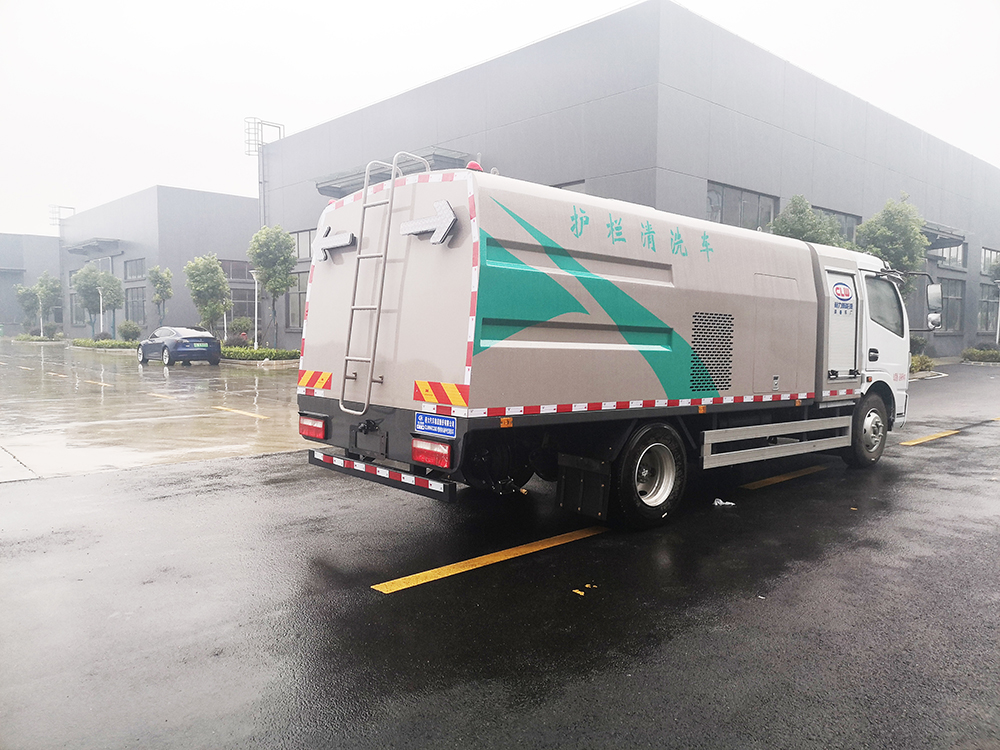 东风凯普特CL5090GQXBEV型纯电动护栏清洗车