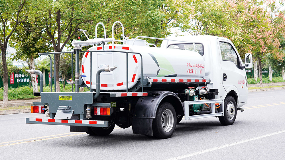 东风华神纯电动洒水车