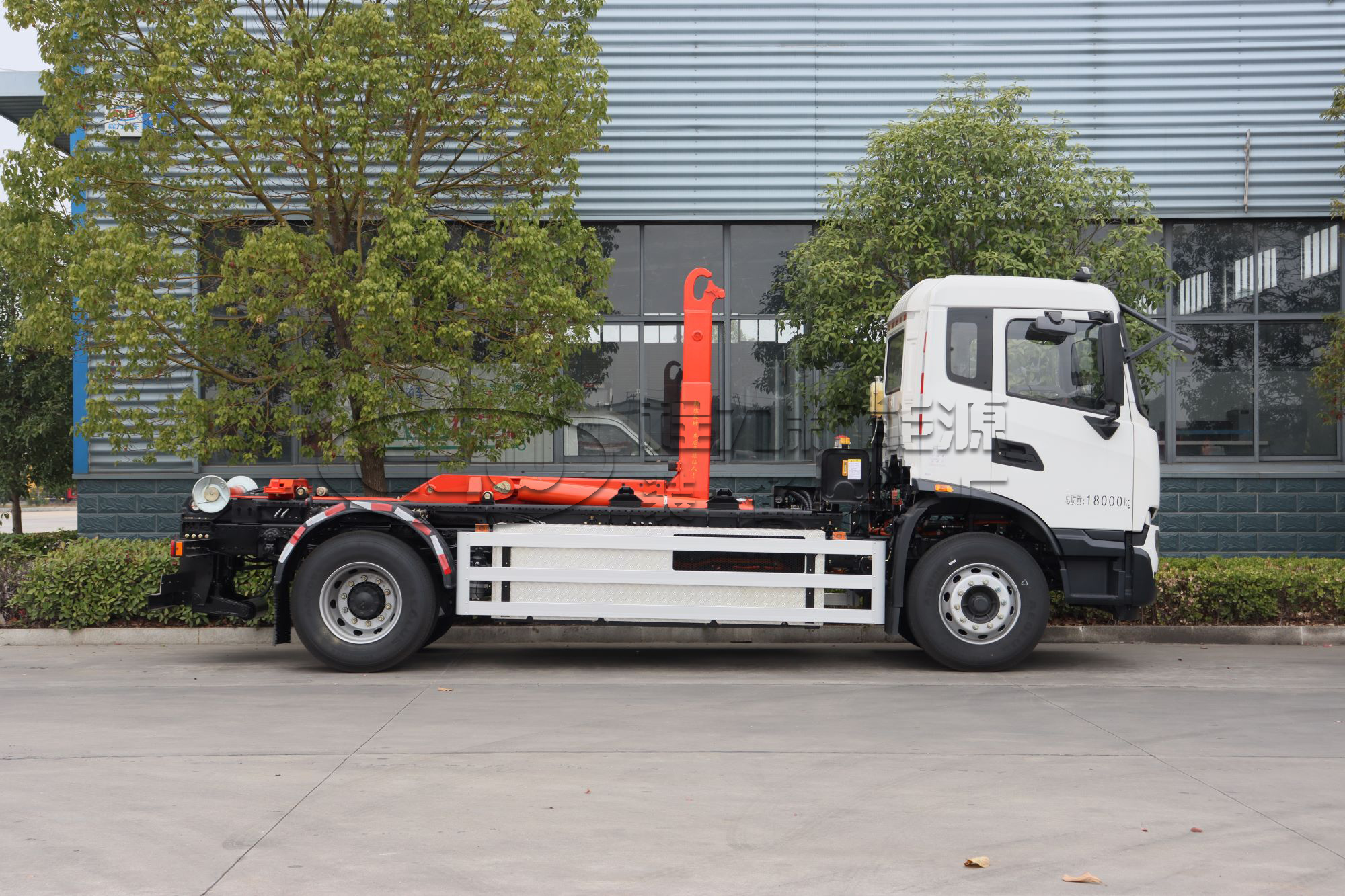 东风天锦18吨CL5180ZXXBEV纯电动勾臂车