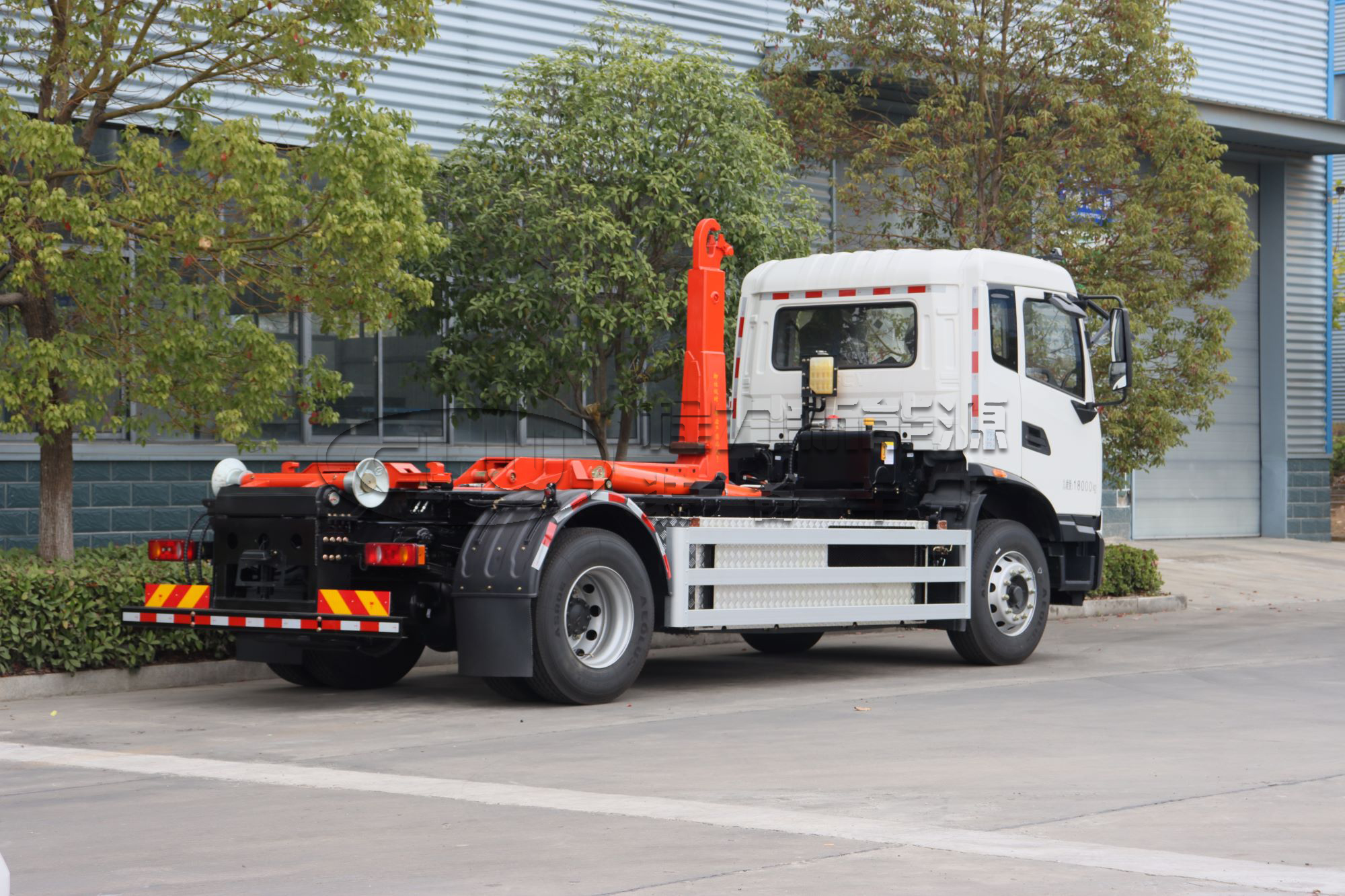 东风天锦18吨CL5180ZXXBEV纯电动勾臂车